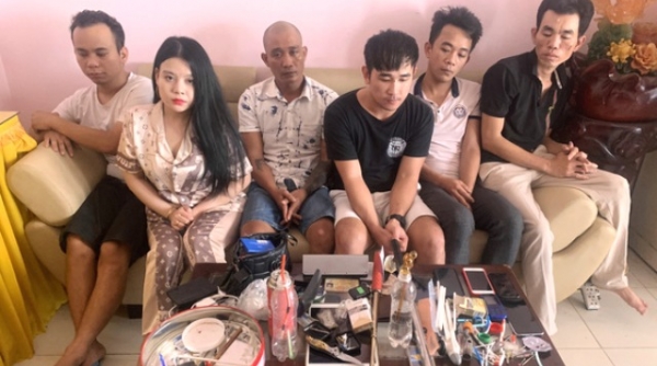 Đà Nẵng: Hotgirl cùng 5 thanh niên phê ma túy, dùng hung khí cố thủ trong căn hộ
