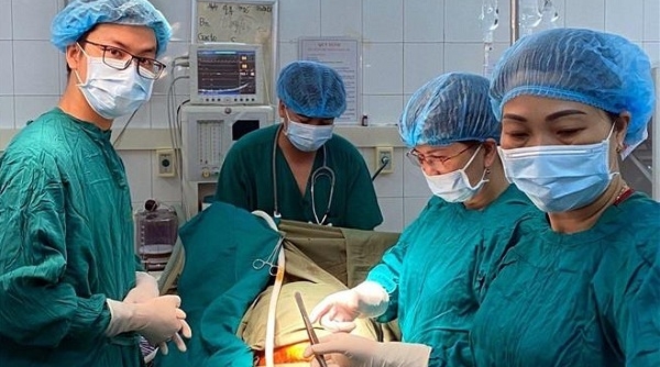 Tuyên Quang: Phẫu thuật cấp cứu kịp thời sản phụ sinh ba hiếm gặp