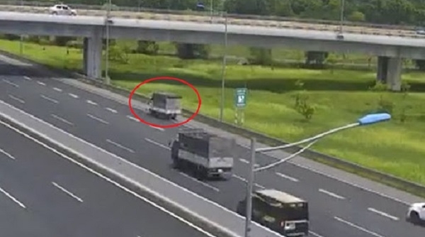 Phát hiện một tài xế điều khiển ô tô đi lùi trên cao tốc Hà Nội - Hải Phòng