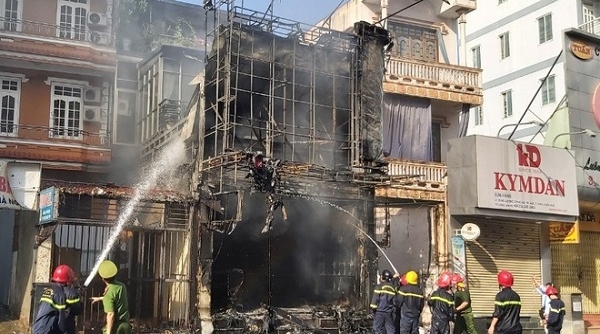 Huế: Cháy cửa hàng quần áo trên đường Hùng Vương
