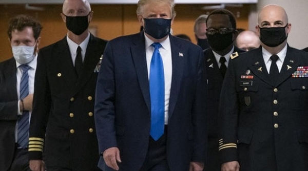 Tổng thống Mỹ Donald Trump lần đầu đeo khẩu trang nơi công cộng