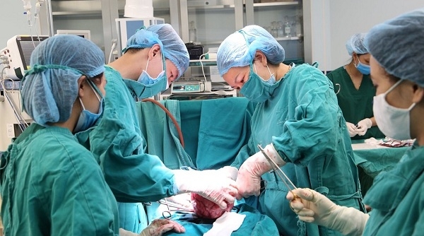 Phú Thọ: Phẫu thuật cắt khối u trong dây chằng nặng 1,6kg