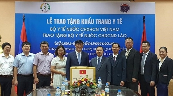 Bộ Y tế Việt Nam tặng Bộ Y tế Lào 200.000 khẩu trang y tế
