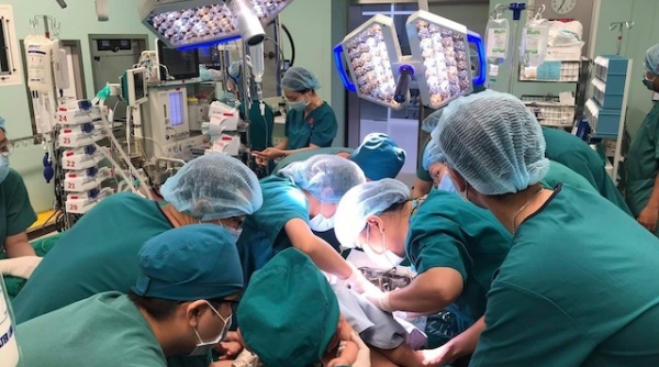 Thủ tướng Nguyễn Xuân Phúc chúc mừng cuộc phẫu thuật tách thành công 2 bé song sinh dính liền