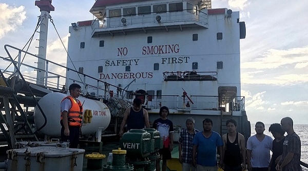 Cảnh sát biển bắt giữ 2 tàu sang mạn trái phép 1.100m3 dầu DO trên biển