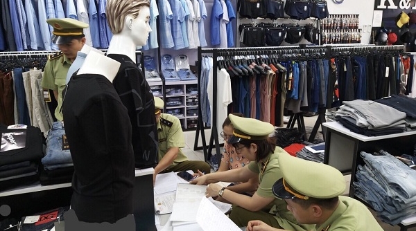 Quản lý thị trường tỉnh Phú Thọ: Xử phạt hành vi giả mạo nhãn hiệu đối với quần áo