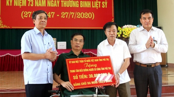 Phú Thọ: Ủy ban MTTQ tỉnh tặng quà cho Trung tâm Điều dưỡng người có công