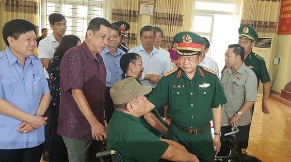 Phó Chủ tịch Quốc hội Đại tướng Đỗ Bá Tỵ thăm hỏi và tặng quà các thương, bệnh binh tại tỉnh Phú Thọ