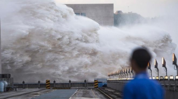 Hơn 10.000 người bị mắc kẹt bởi lũ lụt lịch sử càn quét Trung Quốc