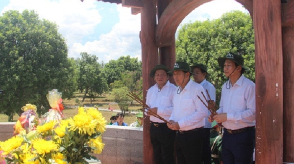 Phó Thủ tướng Thường trực Trương Hòa Bình: Dâng hoa các anh hùng Liệt sỹ và tặng quà các gia đình chính sách