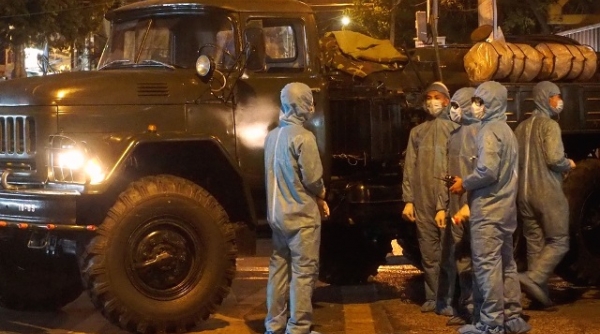 Đà Nẵng: Quân đội vào cuộc phun thuốc khử trùng hai bệnh viện lúc giữa đêm