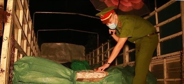 Lào Cai: Phát hiện 2,8 tấn chân gà đông lạnh không rõ nguồn gốc