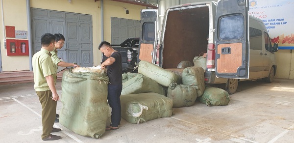 Lạng Sơn: Tạm giữ hơn 3.000 chiếc quần áo các loại nghi nhập lậu