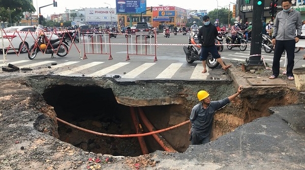 TP.HCM: Xuất hiện “hố tử thần” trên giao lộ đường Nguyễn Oanh – Phan Văn Trị
