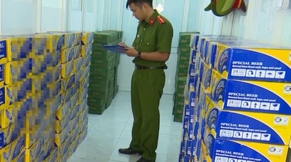 An Giang: Bắt giữ xe tải chở hàng trăm thùng bia nhập lậu