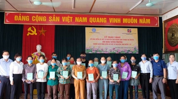 Agribank Nghệ An trao tặng sổ bảo hiểm xã hội tự nguyện cho các gia đình khó khăn