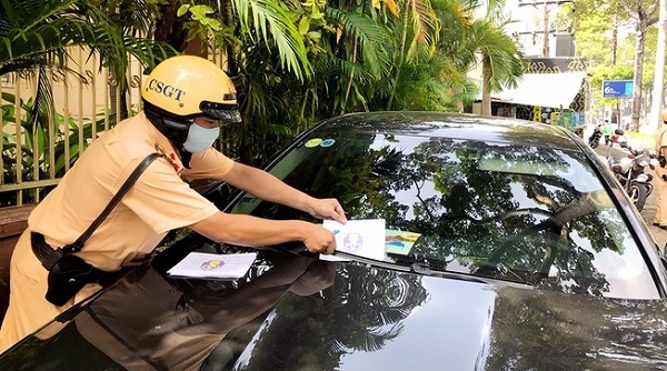 TP.HCM: Cảnh sát giao thông dán thông báo vi phạm lên đầu xe