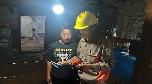 Điện lực Sơn La cải tạo, sửa chữa miễn phí hệ thống điện trong nhà cho hơn 300 hộ nghèo
