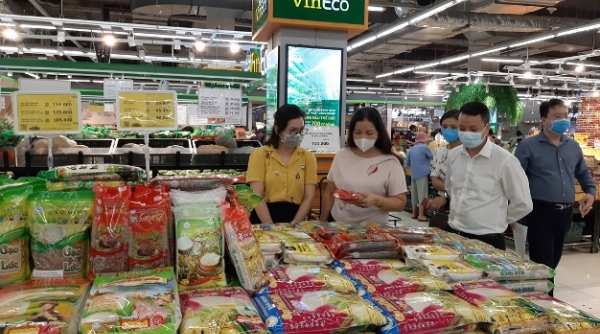 Hà Nội: Bảo đảm nguồn cung hàng hóa thiết yếu, mở ba kênh bán hàng online