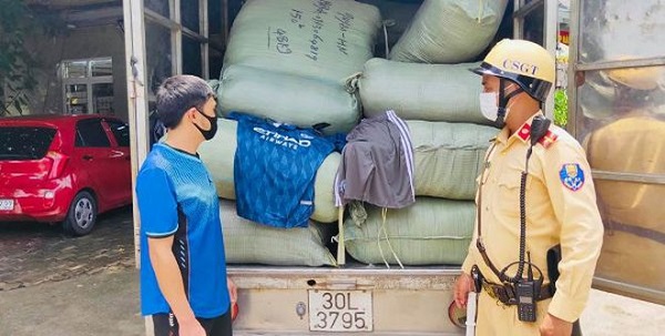Hà Nội: Phát hiện 1.000 bộ quần áo không rõ nguồn gốc trên xe tải