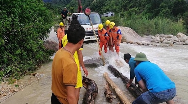 Thợ điện Lai Châu vượt mưa lũ, bảo đảm cấp điện an toàn