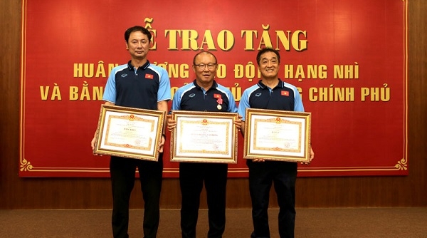 Thủ tướng Chính phủ trao tặng Huân chương lao động hạng Nhì cho HLV Park Hang-seo