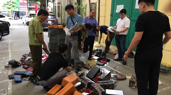 Cục Quản lý thị trường tỉnh Bắc Ninh xử phạt cửa hàng kinh doanh túi xách giả nhãn hiệu