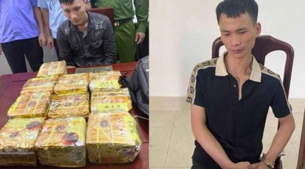 Nghệ An: Bắt 2 đối tượng vận chuyển 2 bánh heroin, 10 kg ma túy đá