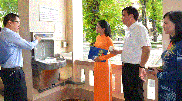 TP.HCM: Trường công lập đầu tiên có trụ uống nước tại vòi