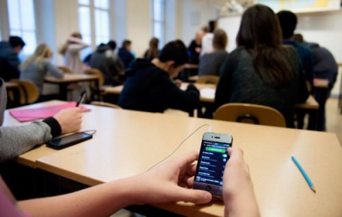 Học sinh THCS, THPT được phép sử dụng điện thoại trong lớp