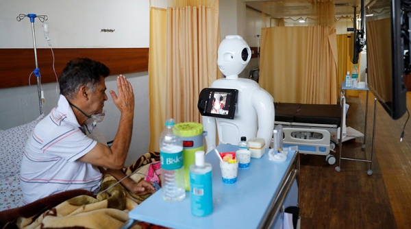 Robot giúp bệnh nhân Covid-19 kết nối với người thân