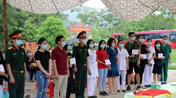 80 công dân Việt Nam từ Mỹ về hoàn thành thời gian cách ly tại Hòa Bình