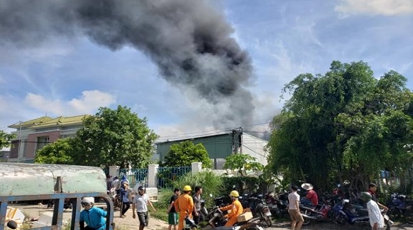 Quảng Nam: Kho chứa hải sản bốc cháy dữ dội