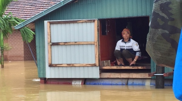 Quảng Bình: Nhiều nơi bị nước lũ chia cắt, người dân lên nhà phao tránh trú