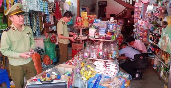 Lạng Sơn: Phát hiện hàng trăm chiếc bánh nướng quá hạn sử dụng bày bán công khai