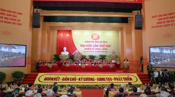 Đại biểu dự Đại hội Đảng bộ Hà Tĩnh ủng hộ bà con miền Trung bị ảnh hưởng từ mưa lũ