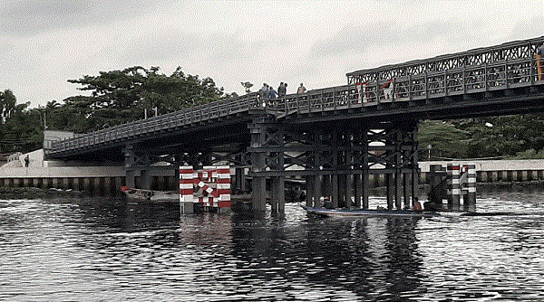 TP.HCM: Thông tin việc cầu sắt An Phú Đông bị sà lan tông lệch nhịp
