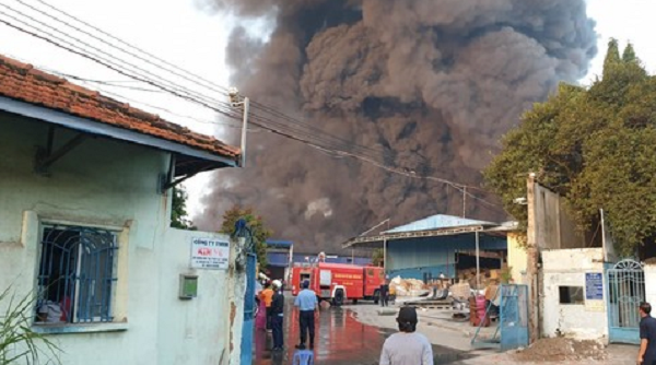 Bình Dương: Cháy lớn tại công ty xử lý chất thải