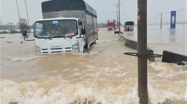 Những đoạn đường đang bị ngập lụt, sạt lở tại miền Trung