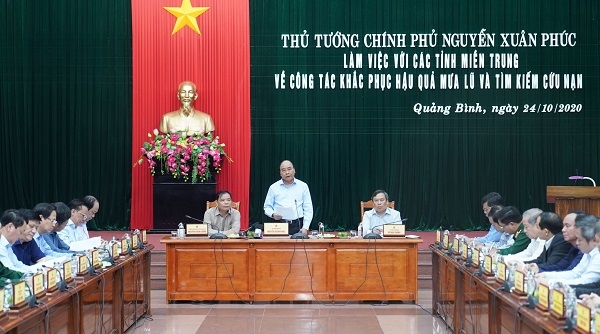 Thủ tướng Nguyễn Xuân Phúc kiểm tra công tác khắc phục hậu quả lũ lụt tại Quảng Bình