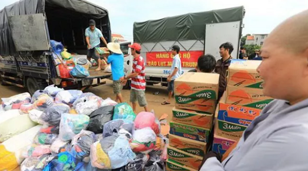 Nhiều hàng hóa cứu trợ đến với người dân Thừa Thiên Huế