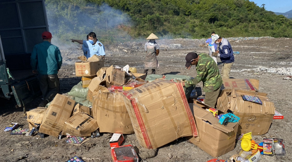Quảng Ninh: Tiêu hủy 12.500 chiếc khẩu trang, 2.243 mỹ phẩm nhập lậu