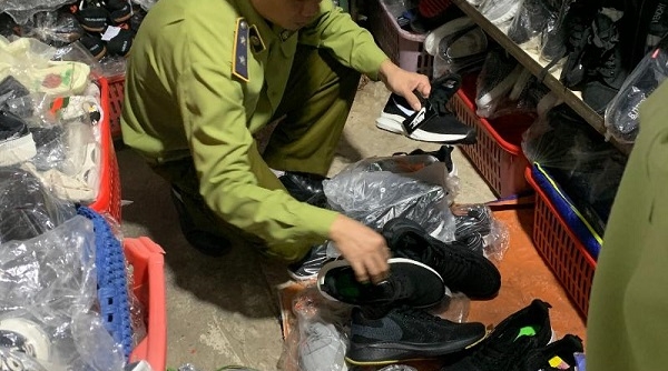 Lạng Sơn: Thu giữ 20 đôi giầy thể thao nam có dấu hiệu giả mạo nhãn hiệu Nike