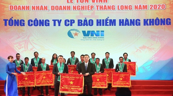 VNI vinh dự đón nhận cờ thi đua, bằng khen và cúp Thăng Long của UBND TP. Hà Nội