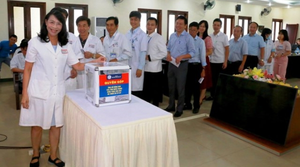 Bệnh viện Trung ương Huế tổ chức khám, tặng quà và phát thuốc miễn phí cho hơn 3.000 người dân vùng lũ lụt