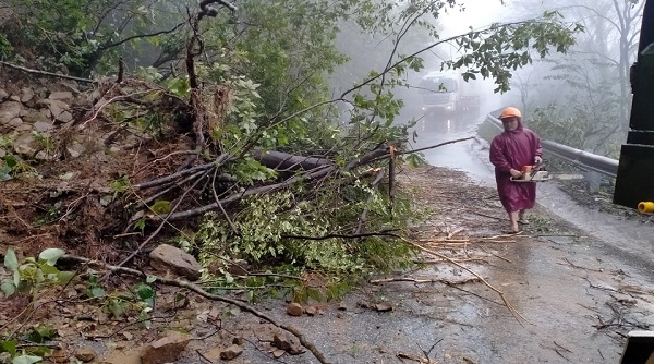 Hà Tĩnh: Mưa lớn kèm lốc xoáy gây sạt lở nghiêm trọng trên tuyến Quốc lộ 8A