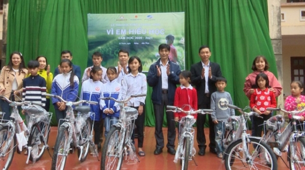 Tập đoàn Công nghiệp - Viễn thông Quân đội Viettel trao 50 xe đạp cho học sinh nghèo ở Thanh Hóa