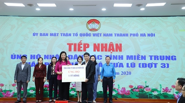 Tổng công ty Điện lực miền Bắc trao tiền ủng hộ đồng bào miền Trung tại Ủy ban MTTQ Việt Nam TP Hà Nội