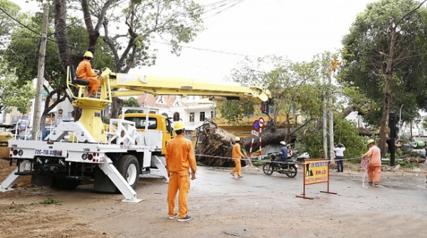 Hậu bão số 9, hơn 58.000 khách hàng ở các tỉnh miền Trung chưa có điện