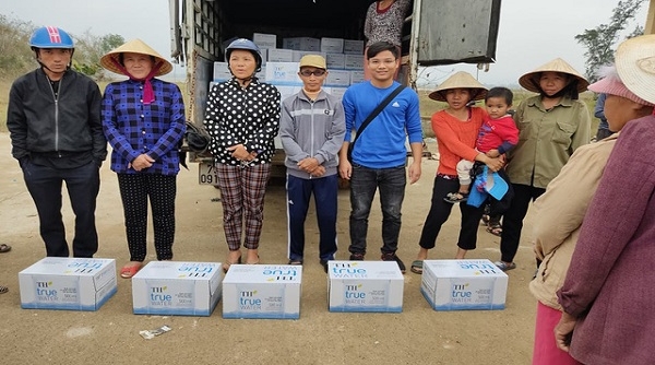 Quảng Bình: Trao 150 thùng nước uống đóng chai cho người dân vùng rốn lũ Tân Ninh